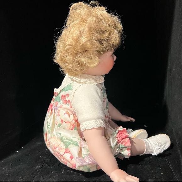 Hamilton Collection "Chelsea" Procelain Doll  1994. #0955D  in original Clothes - Picture 3 of 9